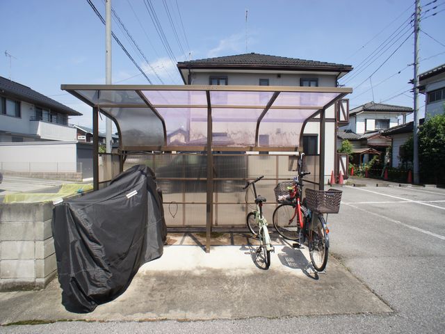 その他共有部分　屋根付きの駐輪場があります♪