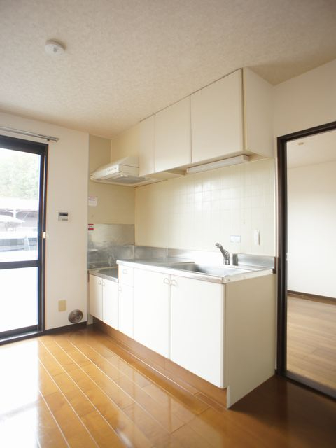 キッチン　便利な吊戸棚が付いています♪