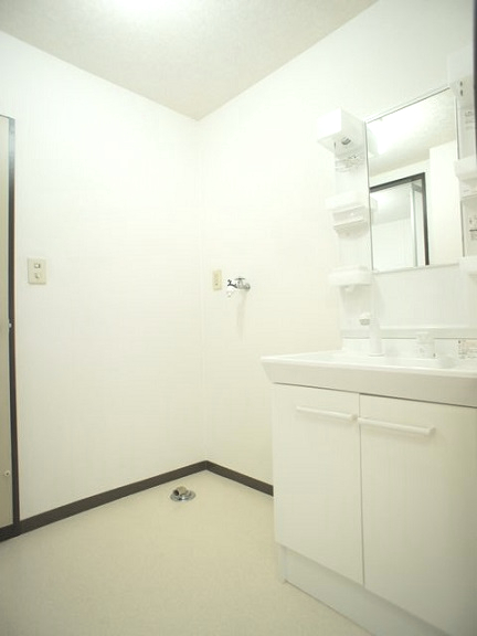 洗面設備　洗面化粧台と洗濯機置き場があります♪