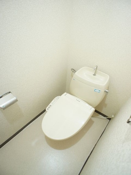 トイレ　温水洗浄暖房便座機能付きです♪