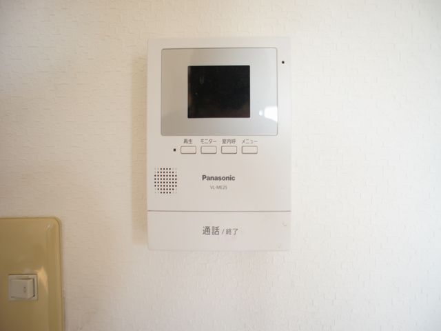 セキュリティ　訪問者の確認ができるドアホン付きです♪