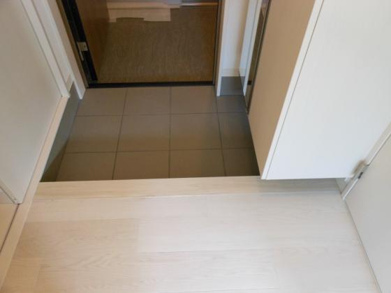 その他設備　中部屋玄関