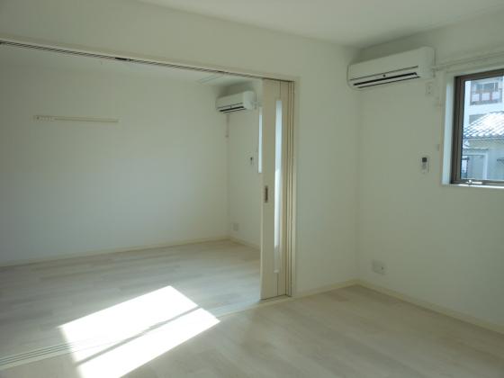 居室・リビング　中部屋洋間