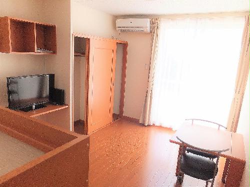 居室・リビング　カーテンやテーブル、テレビも備え付けです