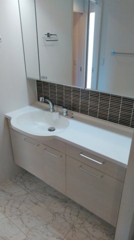 洗面設備　朝の支度にも助かる、独立の洗髪洗面化粧台