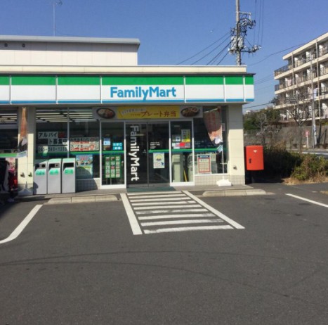 コンビニ　ファミリーマート 高田東一丁目店（コンビニ）まで711m