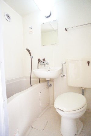 バス・シャワールーム　バス・トイレ一緒なのでお掃除らくらく