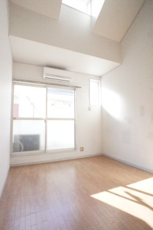 居室・リビング　天窓付きで日当たり良好。天井も高く開放感があります