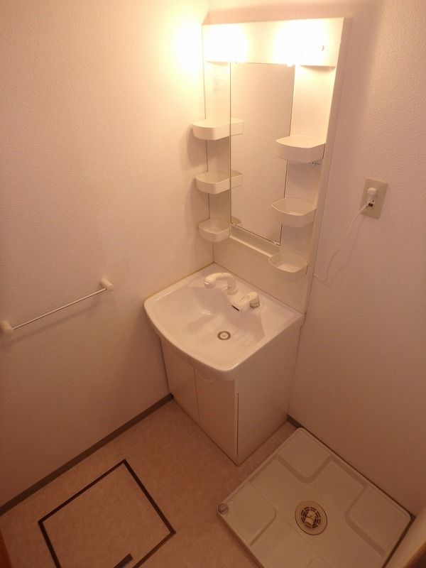洗面設備　明るい洗面所です