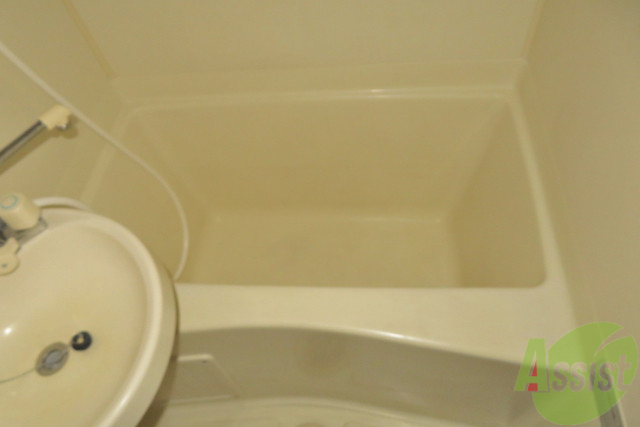 バス・シャワールーム　浴室の浴槽は深さがあるので、肩まで浸かれますよ。