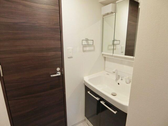 洗面設備　明るい洗面所です