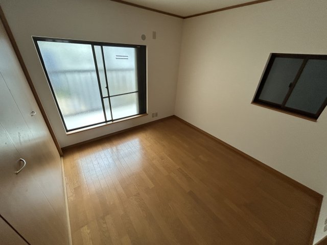 その他部屋・スペース　落ち着いた色調の寝室です