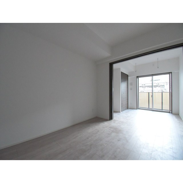 居室・リビング　２２０号室利用。実際には左右異なる（反転