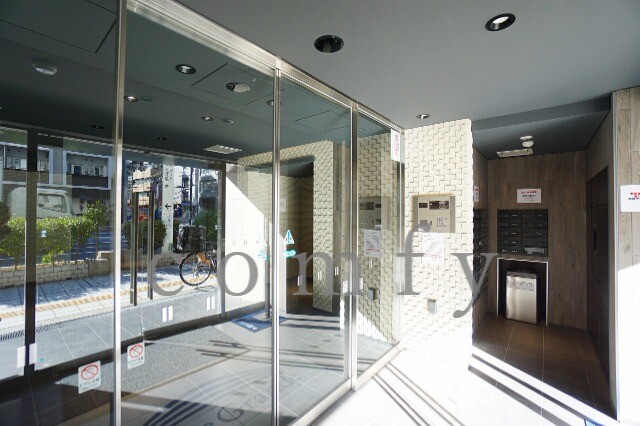 エントランス　オートロック付きエントランス