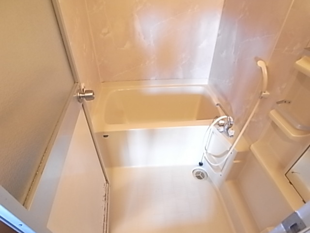 バス・シャワールーム　ゆったりとしたバスルーム