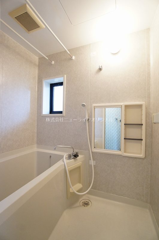 バス・シャワールーム　自然光の入るバスルームでくつろぎのひと時を。