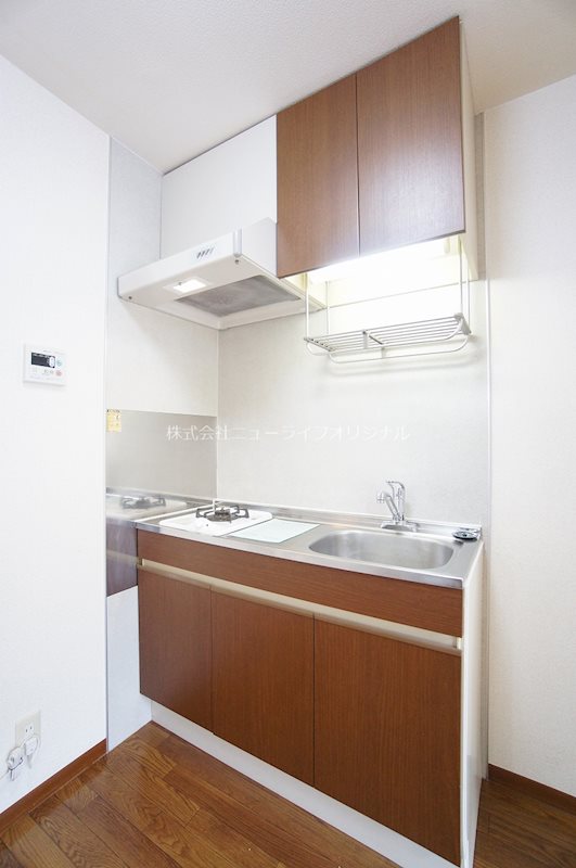 キッチン　1口コンロ付。まな板を置くスペースもあるので自炊も楽しく。