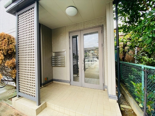 エントランス　同一建物内２０２号室内装写真転載