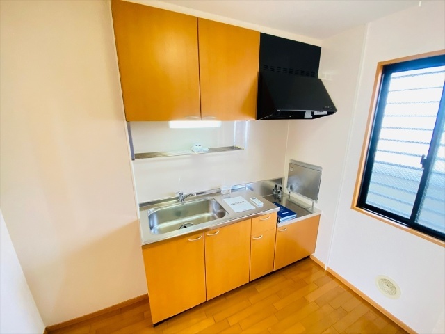 キッチン　同一建物内２０２号室内装写真転載