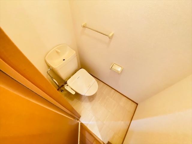 トイレ　同一建物内２０２号室内装写真転載