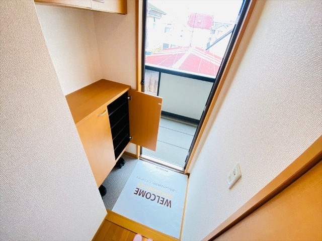 玄関　同一建物内２０２号室内装写真転載