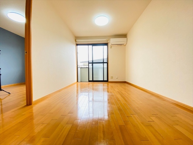 居室・リビング　同一建物内２０２号室内装写真転載