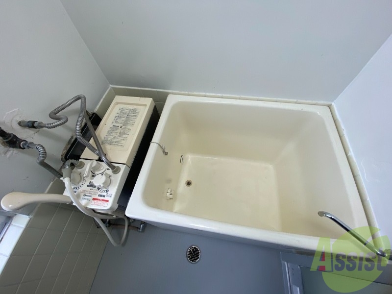 バス・シャワールーム　浴槽付きのお風呂です。ここで一日の疲れを癒しましょう。