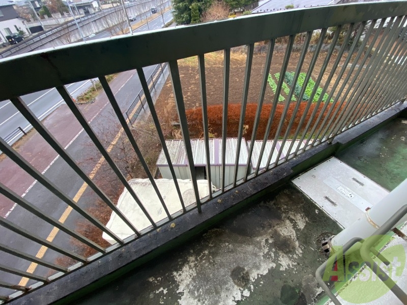 バルコニー　バルコニーが付いているので晴れた日は洗濯物が沢山干せますね。