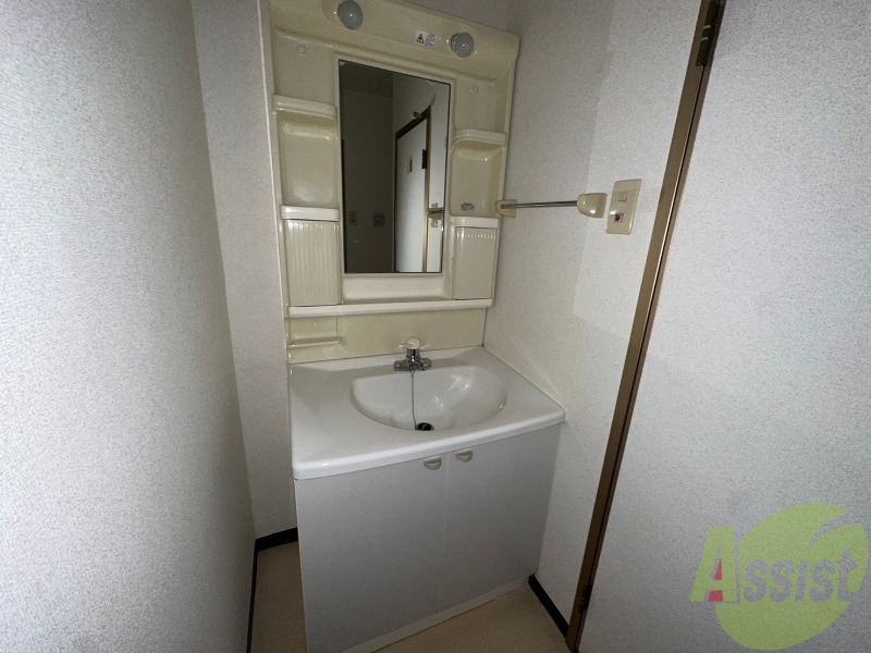 洗面設備　洗面台はシャワーノズルも付いて便利に活用できます