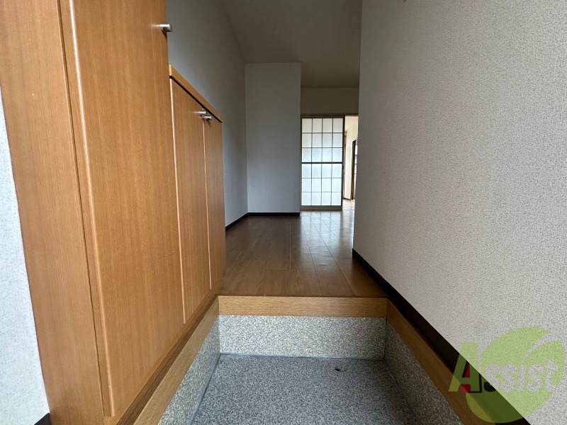 玄関　玄関からの様子です。綺麗なフローリングが広がっています。