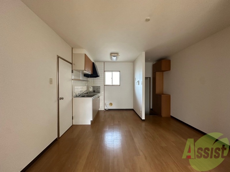 居室・リビング　広くきれいなリビングは明るい光も良く差します。