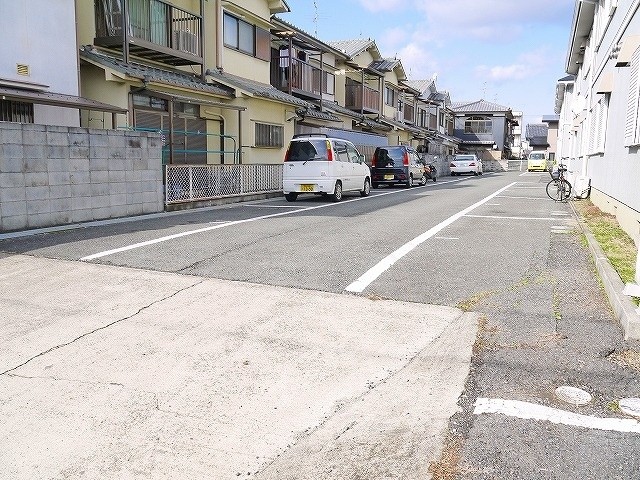 駐車場　駐車場があるので、車を買う予定の方も安心です