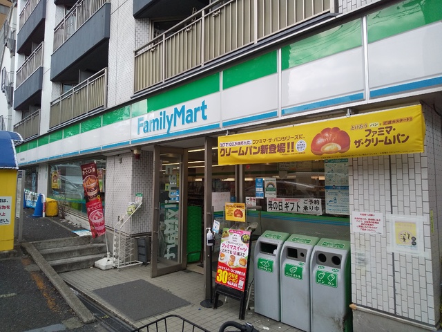 コンビニ　ファミリーマート牛込柳町駅前店（コンビニ）まで250m