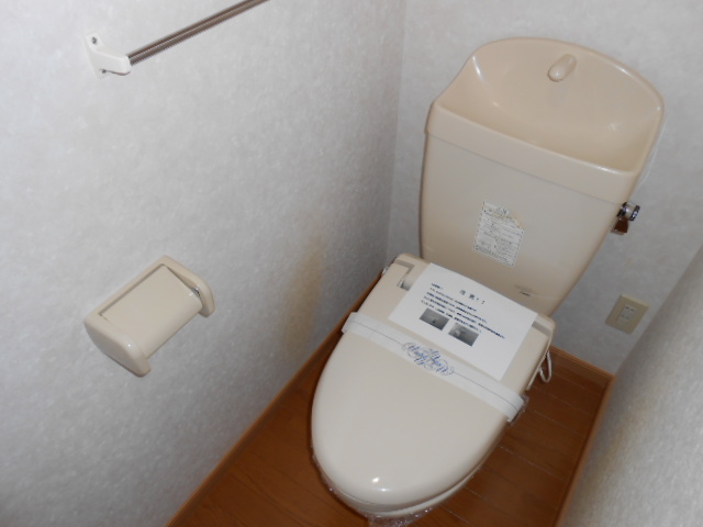 トイレ　暖房便座完備・小物収納棚あり