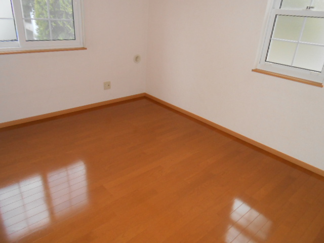 その他部屋・スペース　南面寝室（洋室・６．６畳）・西面に換気採光窓あり