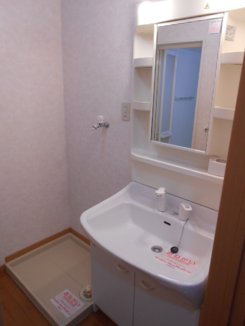 洗面設備　シャワー付洗面化粧台・屋内洗濯機置場完備