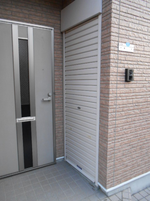 その他設備　玄関横にシャッター付トランクルーム完備