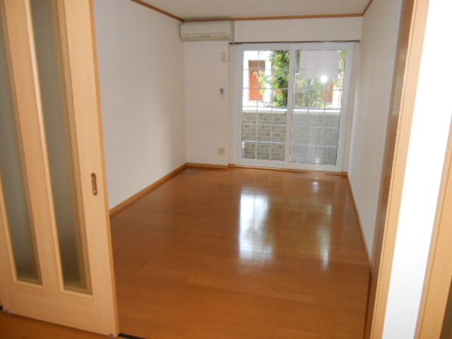 居室・リビング　南面居室（洋室・６．９畳）・エアコン完備