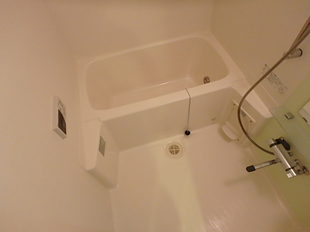 バス・シャワールーム　給湯リモコン付きの楽ちんなお風呂です。