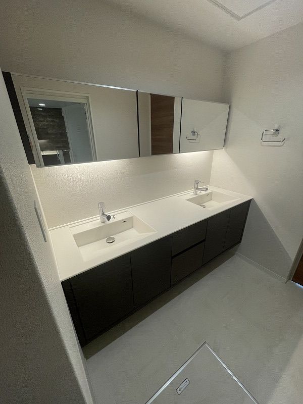 洗面設備　広々洗面台！