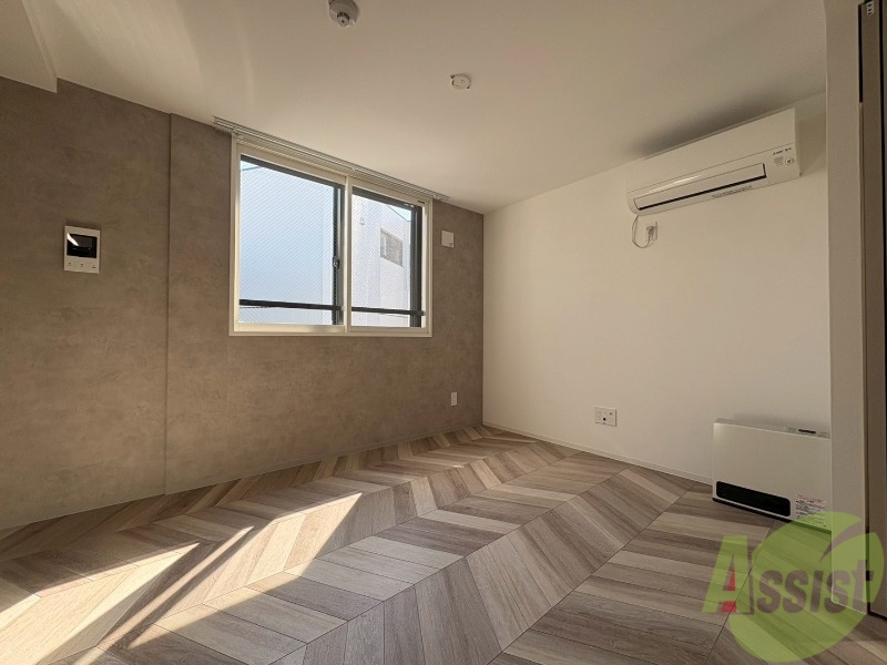 居室・リビング　リビングです。窓が大きくて明るいですね！