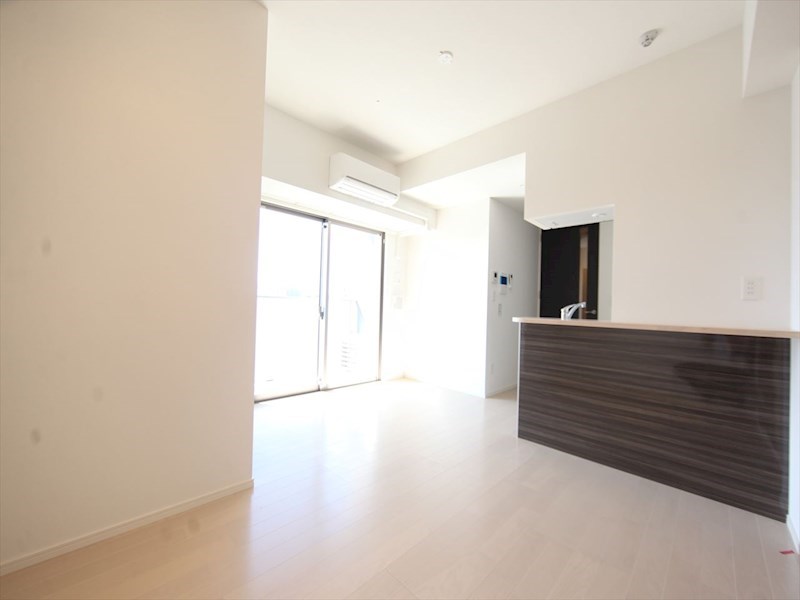 バルコニー　洋室10.4帖　カウンターキッチン　エアコン完備　バルコニー