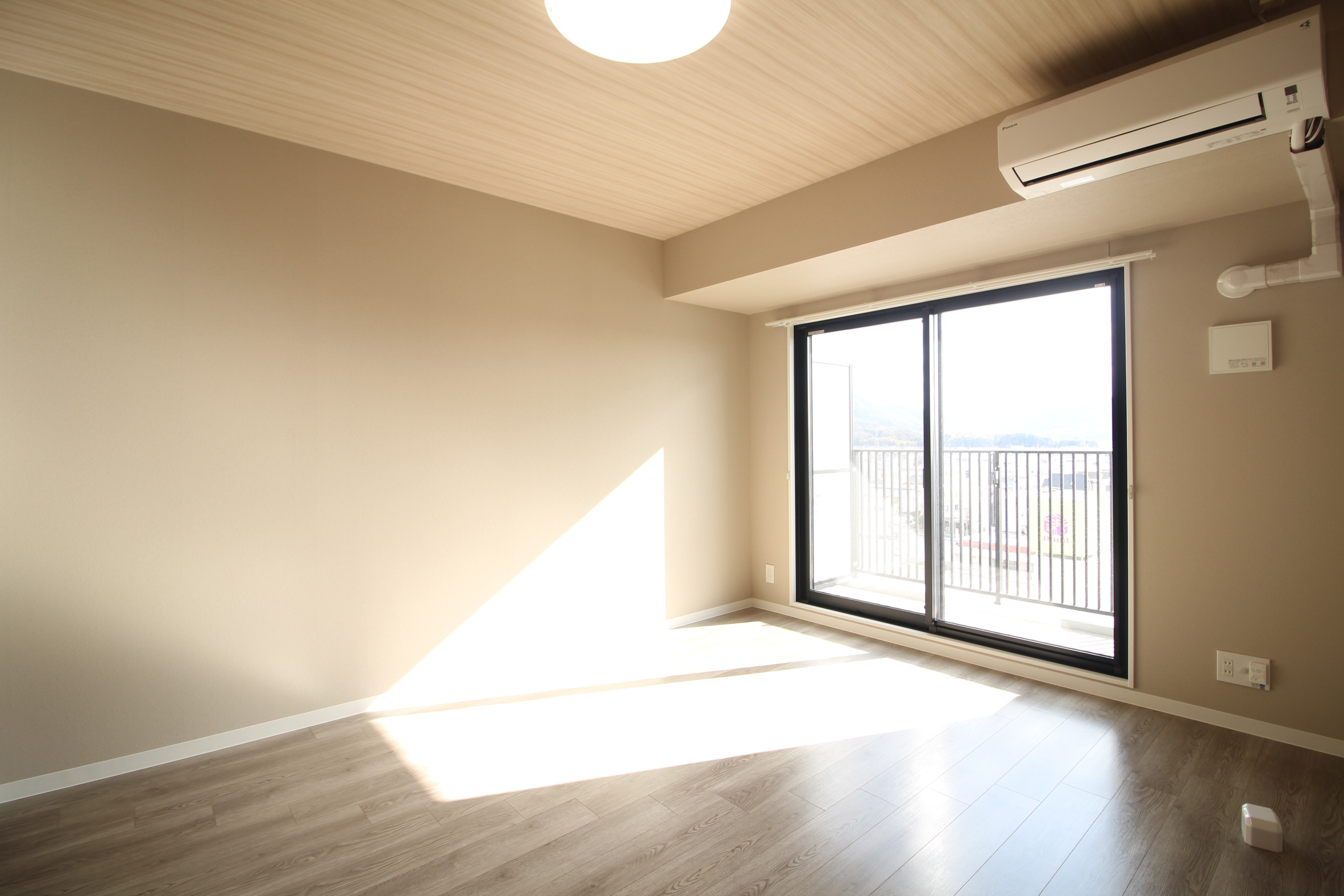 居室・リビング　エアコン完備の居室♪