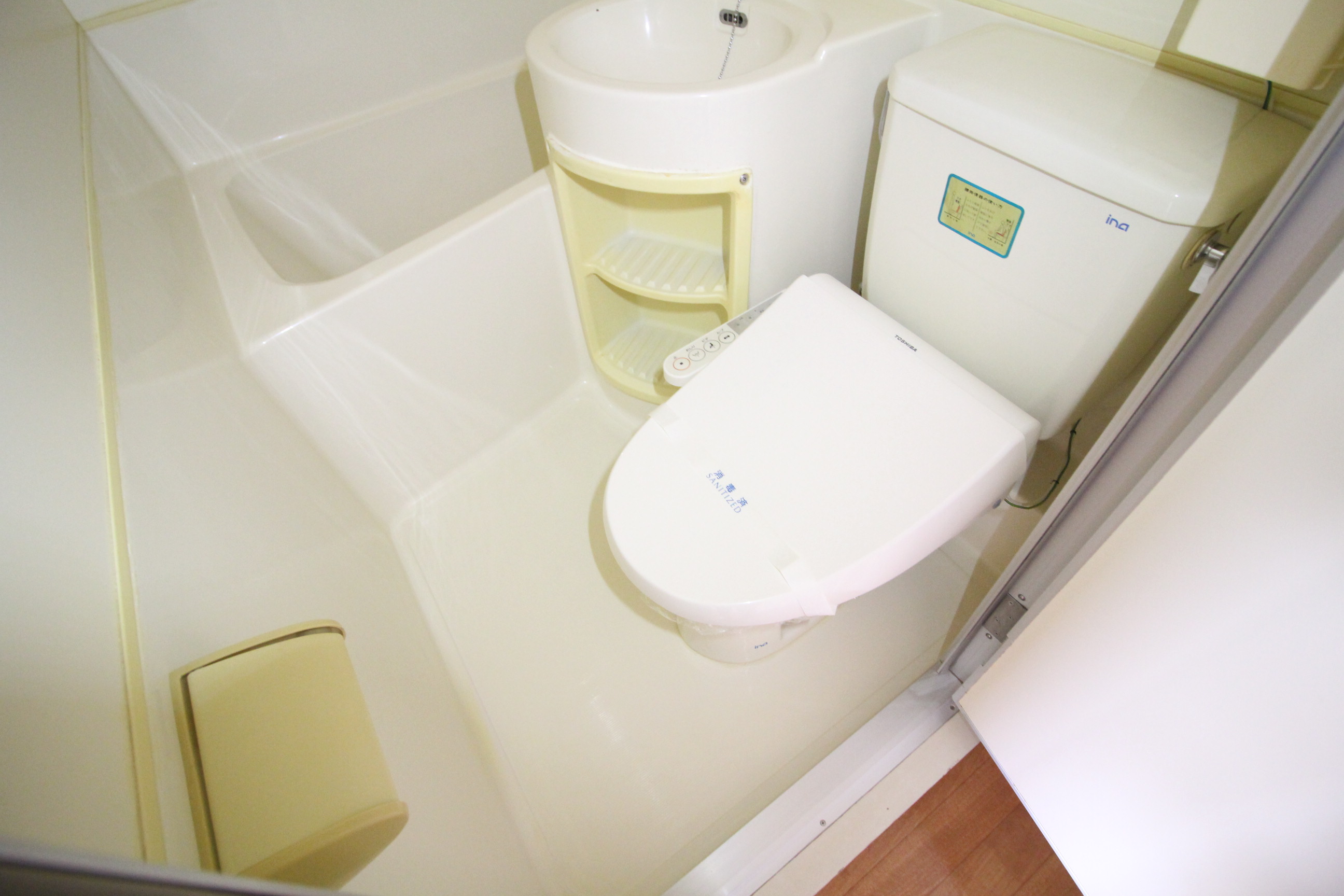 トイレ　温水洗浄便座で快適にお使いいただけます♪