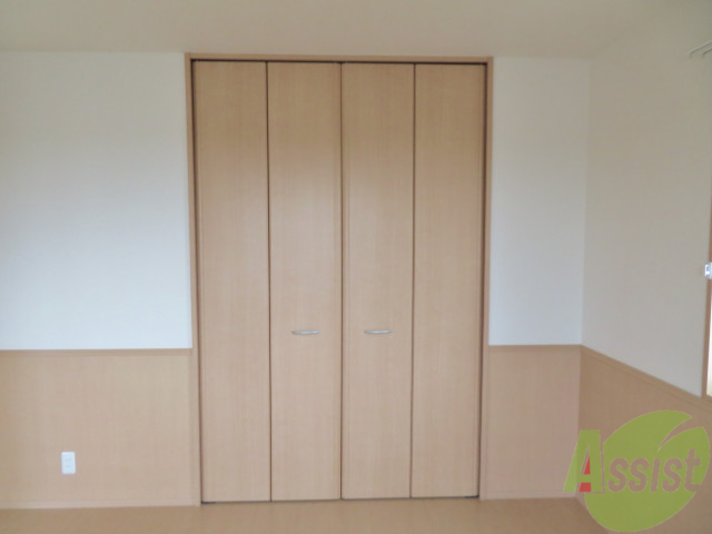 収納　８帖の洋室には、高さがあるクローゼットが付いています。