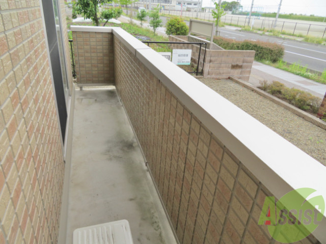 バルコニー　広々としたバルコニーで、洗濯物干しもバッチリです。