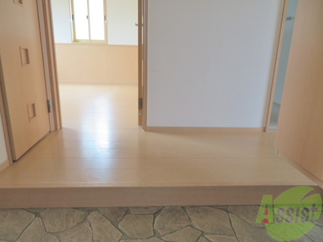 玄関　玄関からは直ぐにお部屋が見えないので、安心です。