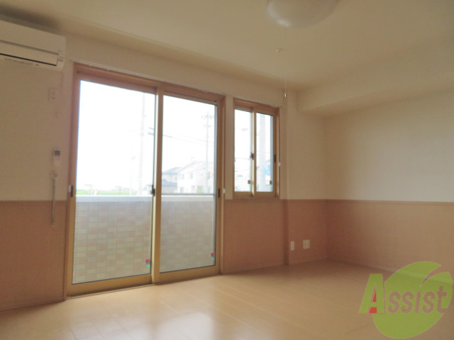 居室・リビング　１４帖の洋室です。広々として開放感があります。