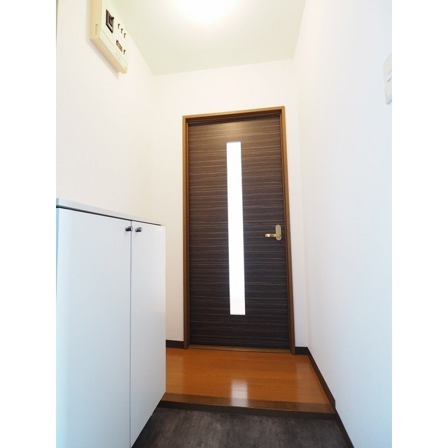 玄関　カウンタータイプのシューズボックス完備