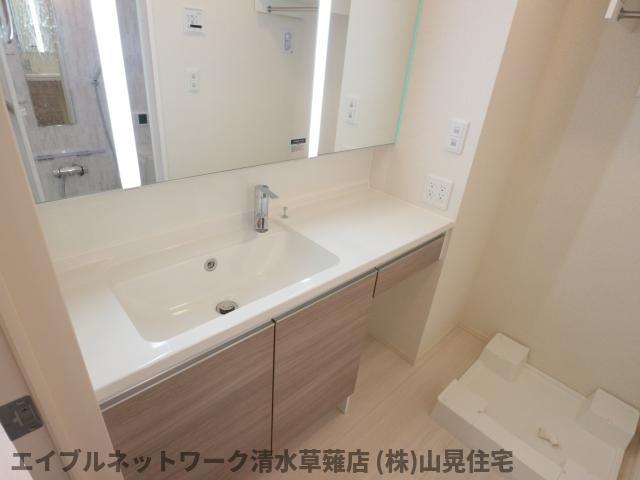 洗面設備　明るい洗面所です